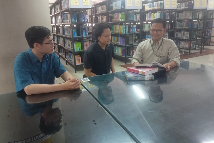 Rudi Santoso salah satu pustakawan yang selama 12 tahun mengabdi di Universitas Dinamika Surabaya, Jawa timur saat berdiskusi dengan mahasiswanya.