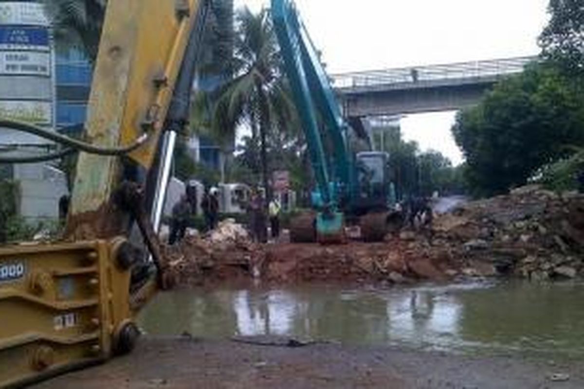 Perbaikan gorong-gorong yang ambles di Jalan TB Simatupang, Jakarta Selatan, terkendala kabel listrik bertegangan tinggi, Kamis (16/1/2014).