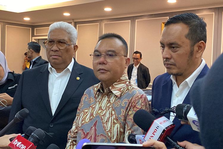 Wakil Ketua DPR RI Sufmi Dasco Ahmad usai menggelar rapat konsultasi soal royalti hak cipta bersama sejumlah musisi di ruang Komisi XIII DPR RI, Kompleks DPR/MPR RI, Senayan, Jakarta Pusat, Kamis (21/8/2025).
