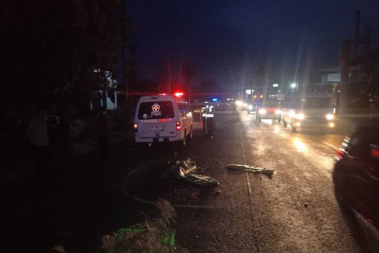 Polisi mengolah TKP tabrak lari di Jalan Nasional III Jalan Wates Purworejo di Kalurahan Kalidundang, Kapanewon Temon, Kabupaten Kulon Progo, Daerah Istimewa Yogyakarta. Korban tewas asal Blora, Jawa Tengah