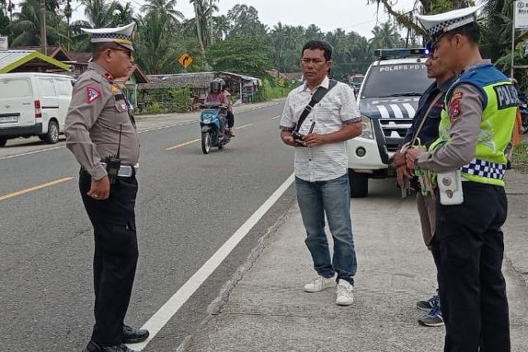 Kepolisian Resort Kabupaten Padang Pariaman, Sumbar sedang mengunjungi lokasi kecelakaan bersama sejumlah wartawan. 