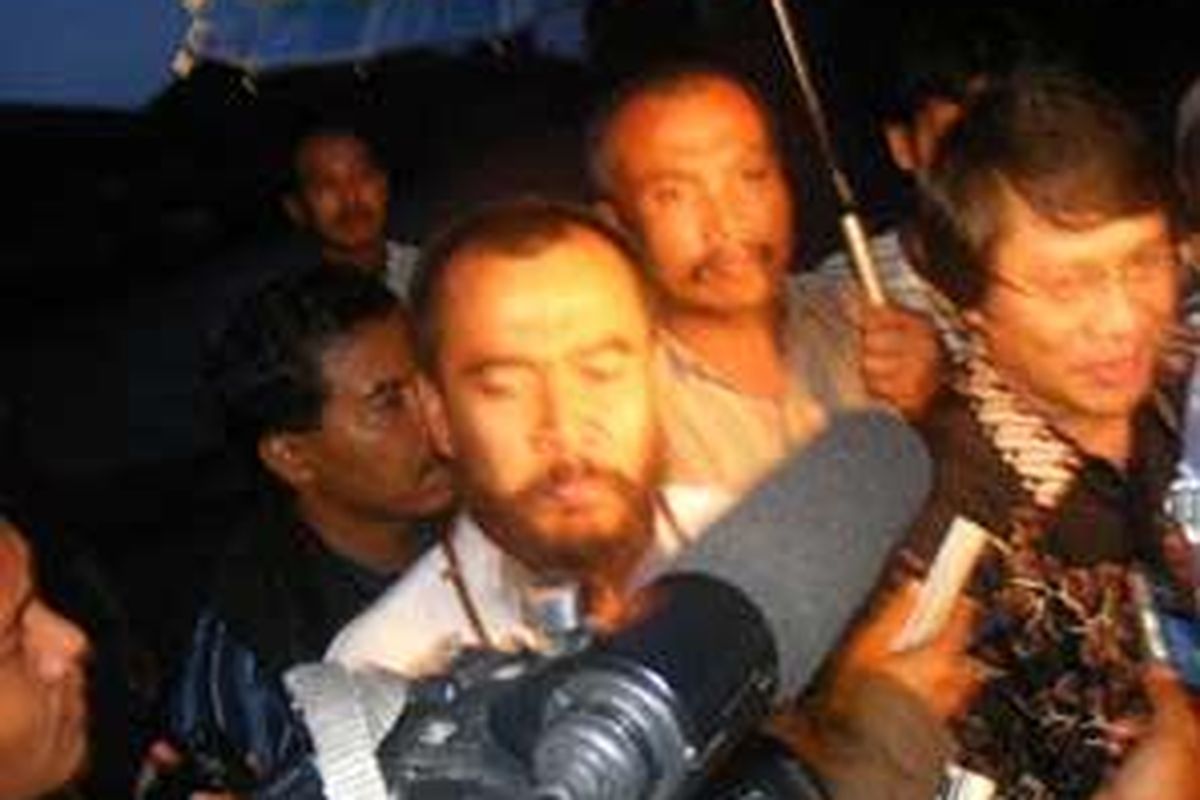 TAK BICARA - Syekh Puji (43), bersama Kak Seto di depan gerbang ponpes milik Puji, Ponpes Miftahul Jannah, di Bedono, Jambu, Ambarawa, Kabupaten Semarang, Jateng,  Jumat (31/10) petang. 