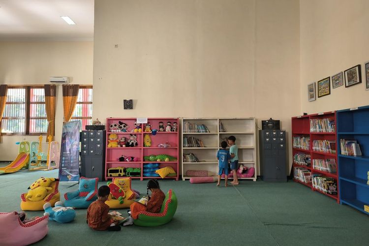 Siswa TK sapat menikmati wahana permainan di Dinas Perpustakaan dan Kearsipan Kota Pasuruan 