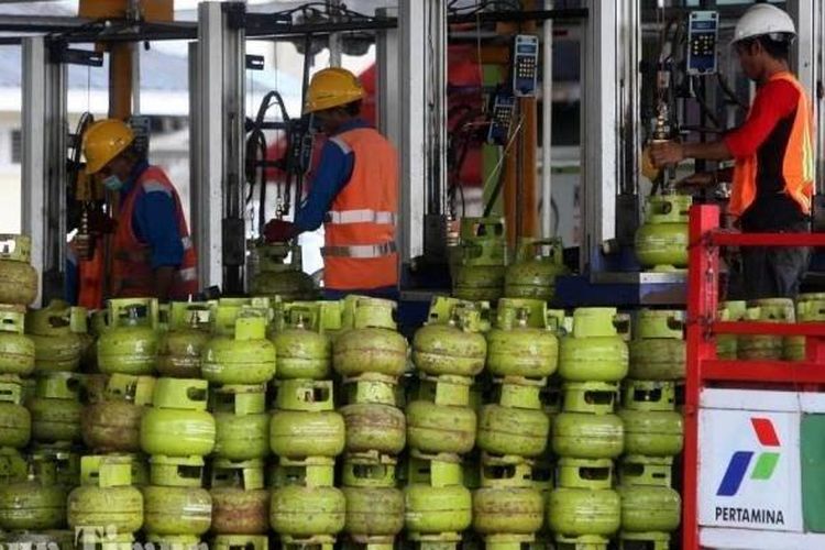 Pekerja menata tabung gas untuk pengisian tabung gas LPG berukuran 3 Kg di Stasiun Pengisian Bahan Bakar Elpiji, Pertamina Marketing Operation Region (MOR) VII, Makassar, Sulawesi Selatan. 

