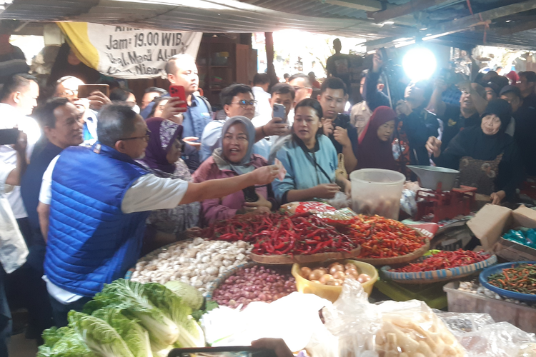 Menteri Perdagangan (Mendag) Zulkifli Hasan inspeksi mendadak (sidak) harga kebutuhan pokok di Pasar Colomadu, Karanganyar, Jawa Tengah, Rabu (12/7/2023).