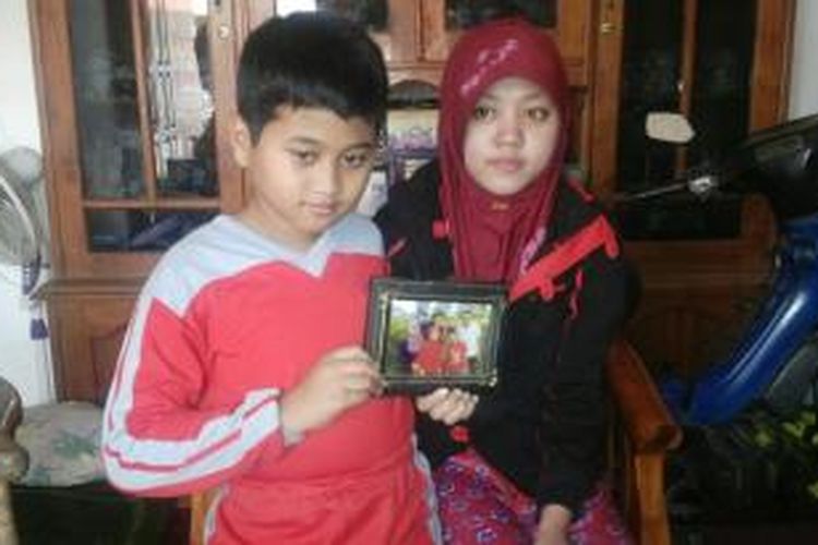 Kedua anak korban jatuhnya crine asal Bangkalan belum tahu kondisi ibunya yang menjadi korban. 