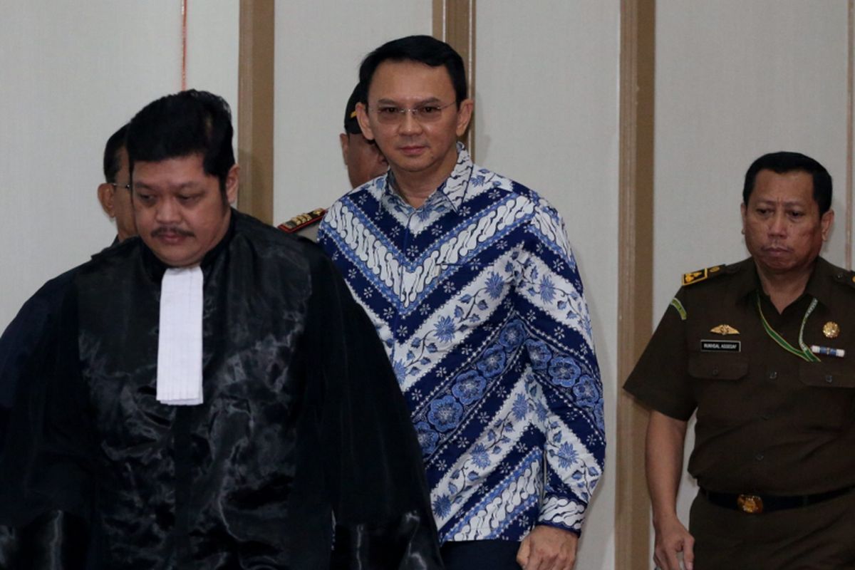 Terdakwa kasus dugaan penodaan agama, Basuki Tjahaja Purnama atau Ahok mengikuti sidang pembacaan putusan di Pengadilan Negeri Jakarta Utara di Auditorium Kementerian Pertanian, Jakarta Selatan, Selasa (9/5/2017). Majelis hakim menjatuhkan hukuman pidana 2 tahun penjara. Basuki Tjahaja Purnama dan kuasa hukumnya menyatakan banding. POOL/KOMPAS IMAGES/KRISTIANTO PURNOMO