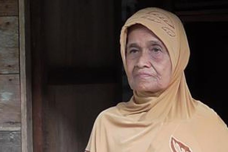 Nek Maneh (68), warga Desa Cot Lampise, Kecamatan Samatiga, Kabupaten Aceh Barat, Provinsi Aceh, penderita kanker payudara mendapat sumbangan dari pembaca Kompas.com berupa uang tunai 