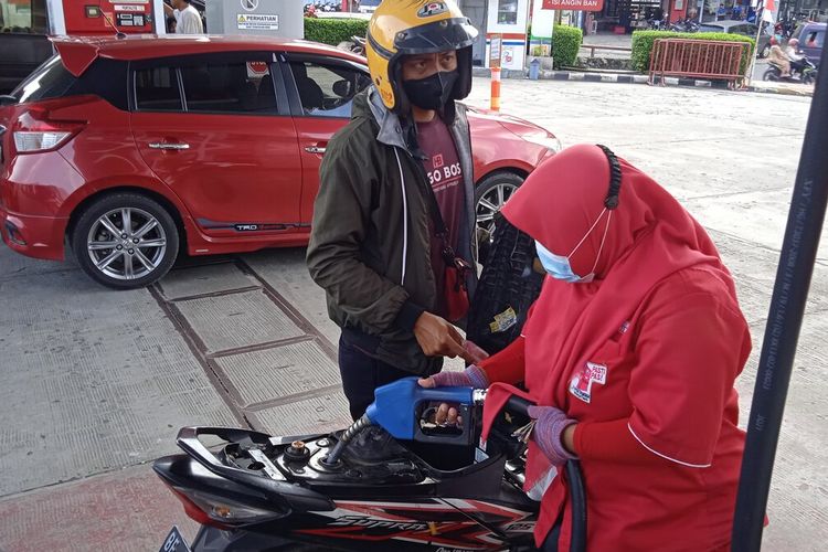 Pengendar sepeda motor mengisi bahan bakar jenis Pertamax di SPBU Jalan Ahmad Yani, Sabtu (3/9/2022). Harga Pertamax saat ini naik menjadi Rp 14.850 per liter untuk wilayah Lampung.