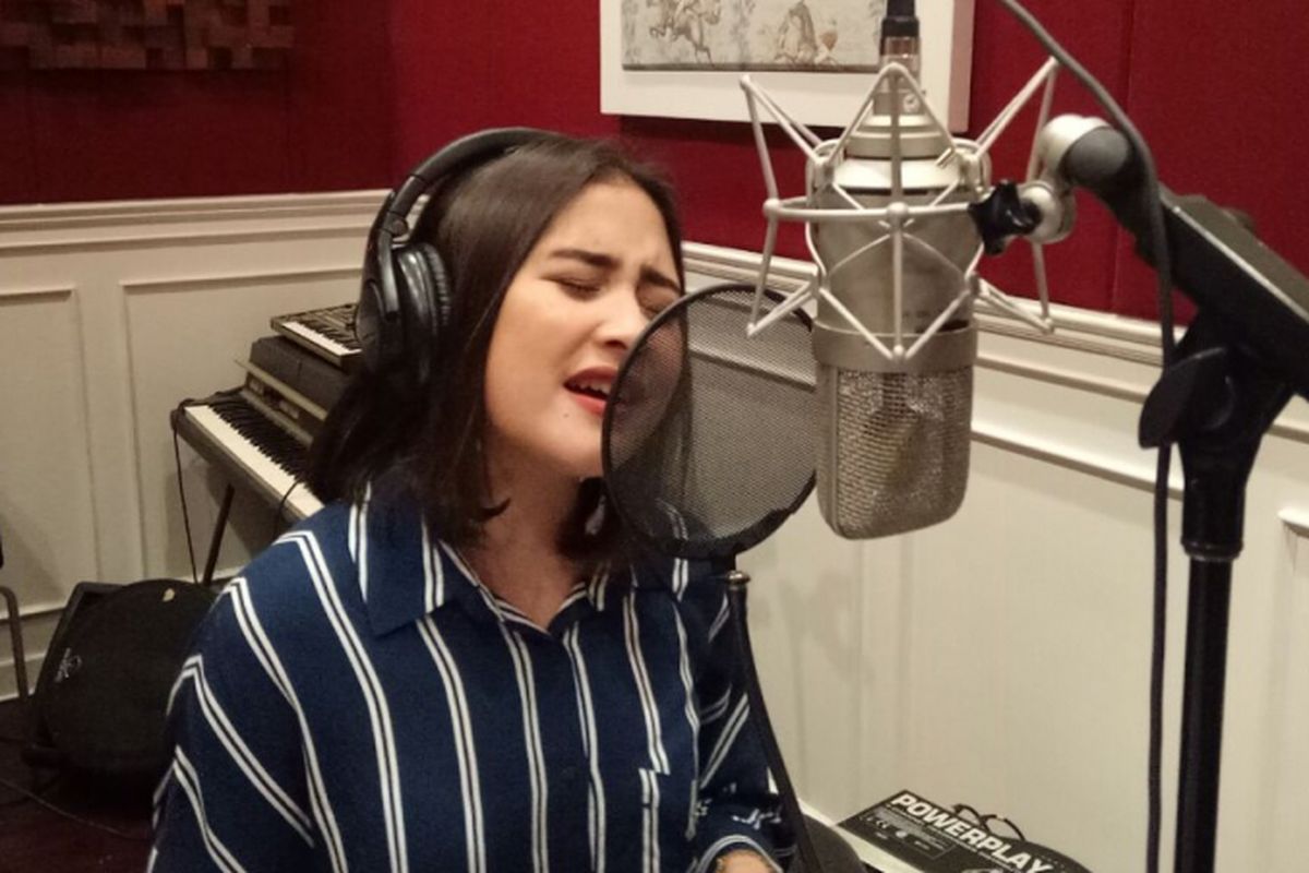 Prilly Latuconsina saat rekaman soundtrack film Danur 2: Maddah di Studio Melly Goeslaw, Bintaro, Tangerang Selatan, Kamis (15/2/2018).