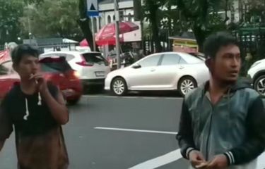 Tangkapan layar video juru parkir (jukir) liar di kawasan Masjid Istiqlal, Sawah Besar, Jakarta Pusat. (Sumber: IG @lensa_berita_jakarta)