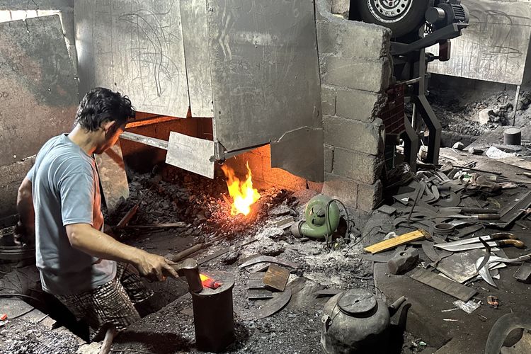Turun-temurun Sejak 1850, Denting Pandai Besi Masih Nyaring di Dalangan Wonosobo