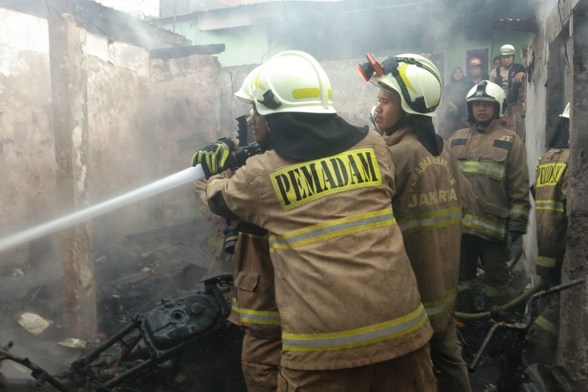 Sepuluh rumah di Jalan Masjid Baiturrahim, Kelurahan Penggilingan, Kecamatan Cakung, Jakarta Timur, ludes terbakar pada Kamis (23/3/2023) dini hari.