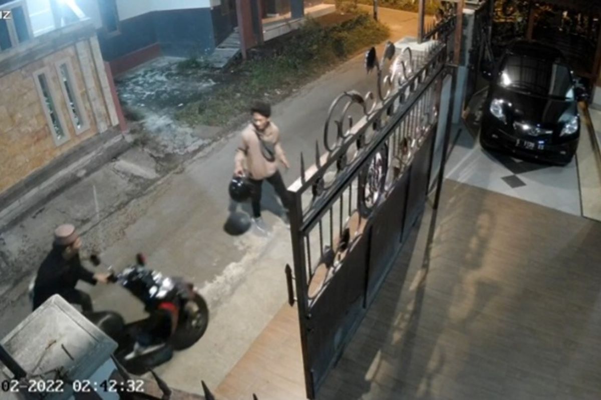 Aksi kawanan pencuri mengambil dua unit sepeda motor di rumah anggota polisi di Tuban, Jawa Timur.