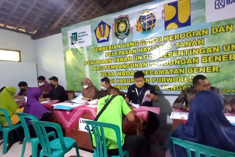 Suasana Proses pembayaran UGR di Balai Desa Wadas Kecamatan Bener Kabupaten Purworejo pada Jumat (4/11/2022)