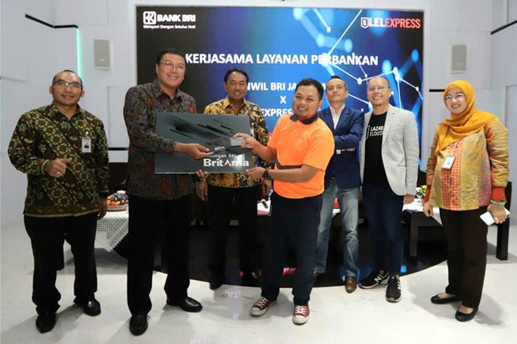 Peresmian kesepakatan kerja sama BRI dan Lazada Express untuk memudahkan kurir mitra mendapatkan rekening. 