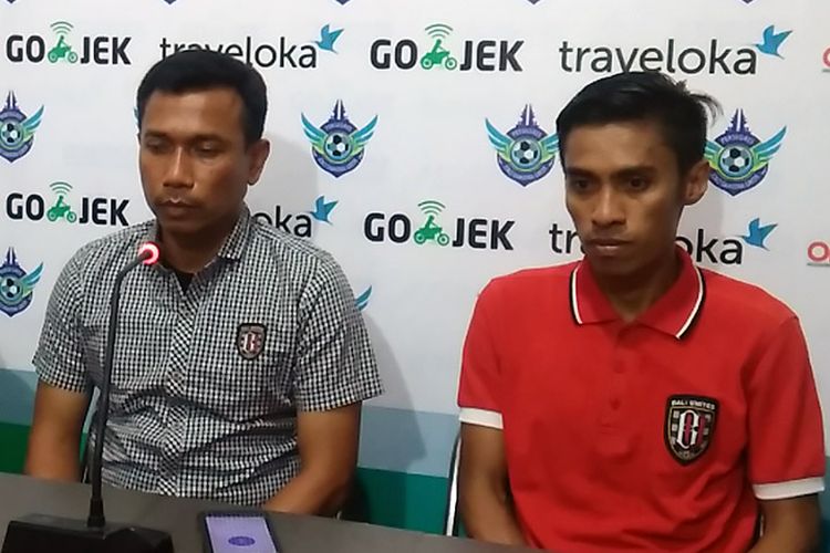 Pelatih Bali United Widodo Cahyono Putro (kiri) dan Fadil Sausu selepas pertandingan lawan Persegres Gresik United.