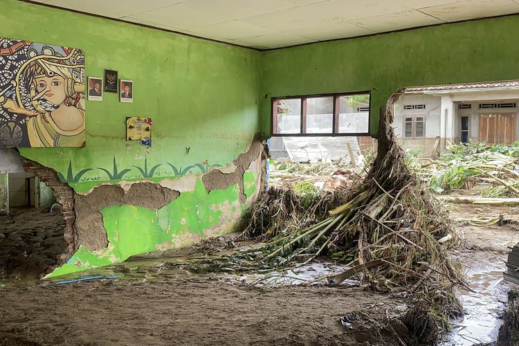 sdn cikahuripan, Kecamatan Cisolok, Kabupaten Sukabumi terdampak bencana banjir. Material lumpur memenuhi sekolah tersebut serta ranting-ranting pohon memenuhi area kelas. Selasa (28/10/2025)