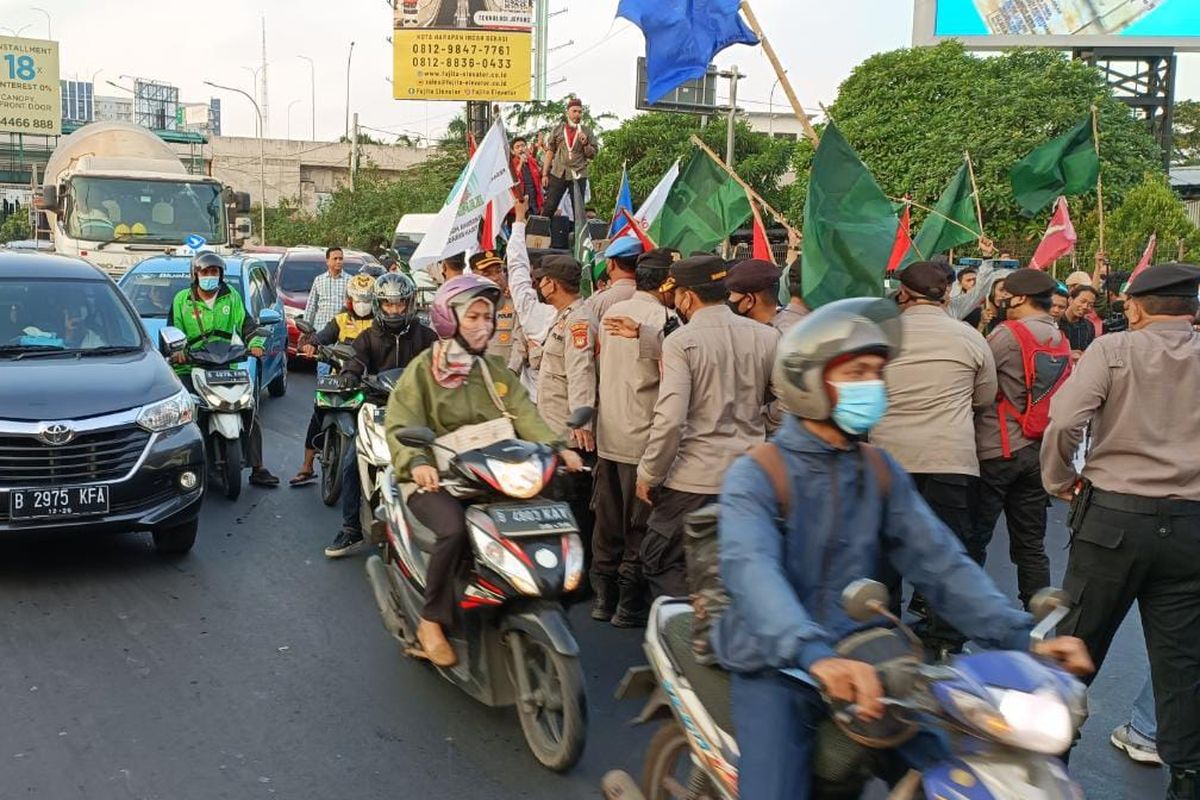 Ratusan massa mahasiswa yang berunjuk rasa di Jalan KH Noer Ali, Bekasi Selatan, Kota Bekasi, Selasa (6/9/2022). Mereka berpindah ke Jalan KH Noer Ali dan memblokade jalan tersebut sebagai bentuk aksi protes penolakan harga terbaru dari bbm bersubsidi dan non-subsidi. 