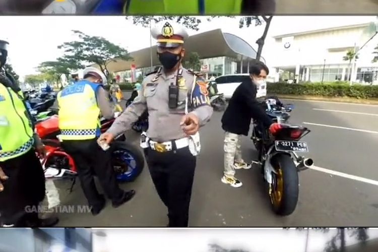 Motor ditilang pakai knalpot bising, tapi tangki bensin juga dikuras petugas kepolisian