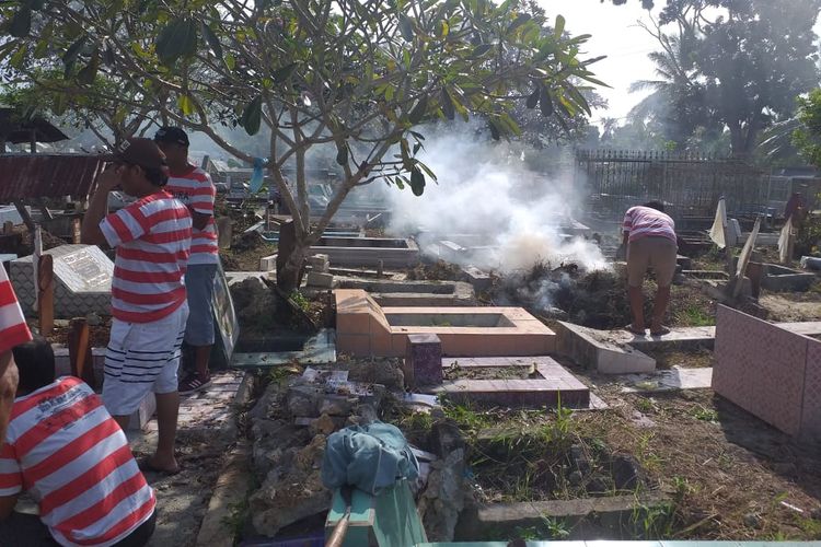 Warga Madura yang berdomisili di Manokwari melakukan tradisi nyekar kubur jelang Bulan Ramadhan, Minggu (27/3/2022)