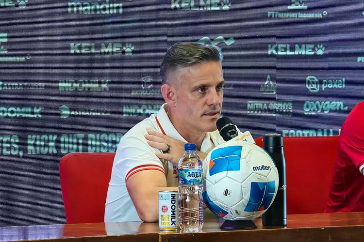 John Herdman berbicara dalam sesi konferensi pers usai laga Timnas Indonesia vs Mozambik yang berlangsung di Stadion Utama Gelora Bung Karno pada Selasa (9/6/2026).