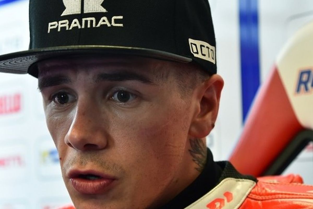 Pebalap Octo Pramac Racing, Scott Redding, di pit saat menjalani sesi latihan bebas GP Prancis di Sirkuit Le Mans, 20 Mei 2017.