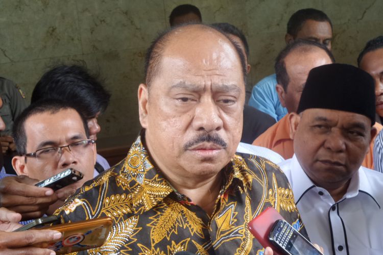 Anggota DPR RI Fraksi Partai Golkar Melchias Marcus Mekeng usai melapor di kantor Bareskrim Polri, Jakarta, Senin (20/3/2017).