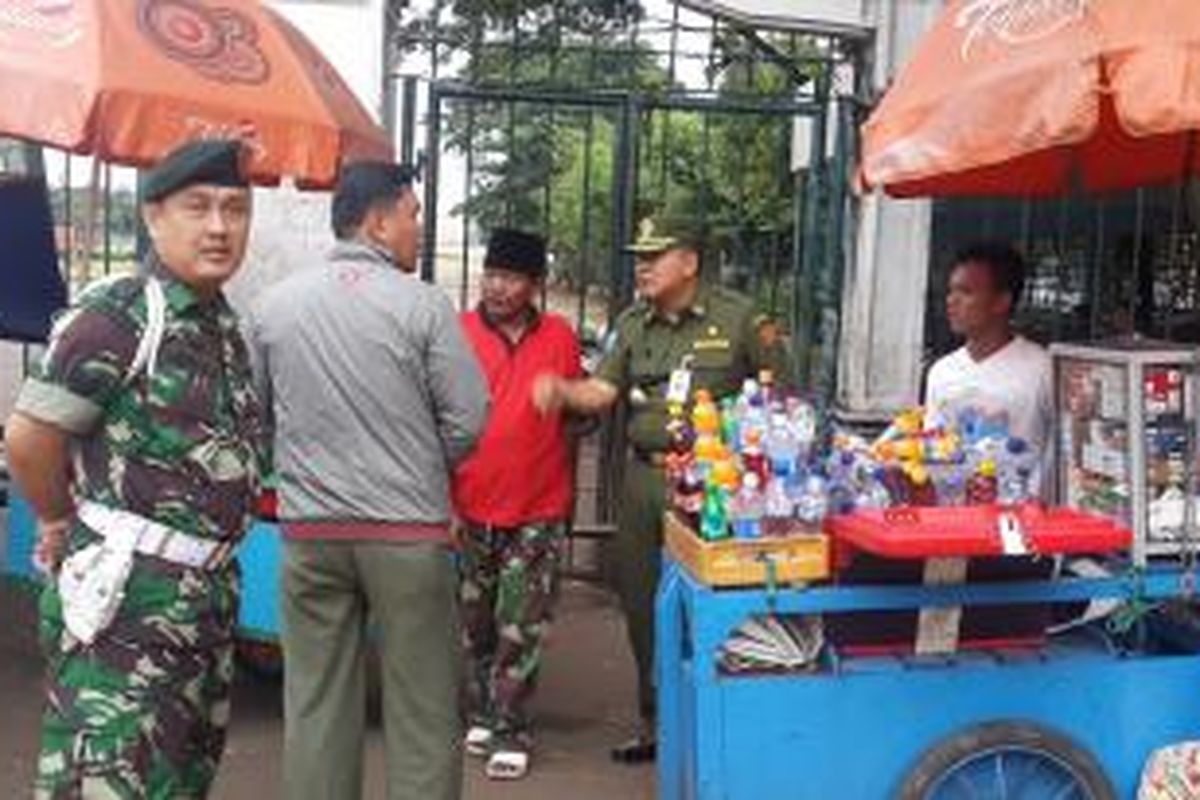 Camat Gambir Fauzi saat melakukan penertiban di Pintu Monas Timur, Jakarta Pusat, Senin (20/4/2015).