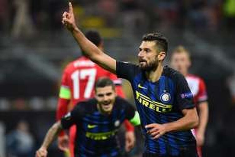 Gelandang Inter Milan, Antonio Candreva, merayakan gol yang dicetaknya ke gawang Southampton pada pertandingan Liga Europa di Stadion Giuseppe Meazza, Kamis (20/10/2016). 