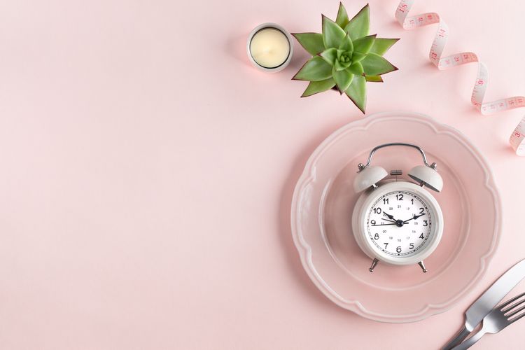 Ingin coba intermittent fasting (diet IF) tapi punya riwayat asam lambung? Dokter membagikan panduan aman agar lambung tetap nyaman.