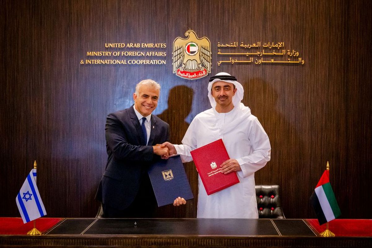 Menteri Luar Negeri Israel Yair Lapid (kiri) berjabat tangan dengan Menteri Luar Negeri Uni Emirat Arab Sheikh Abdullah bin Zayed al-Nahyan di Abu Dhabi, UEA, Selasa (29/6/2021). 