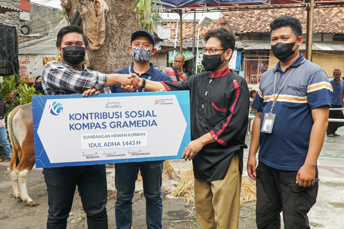 Proses penyerahan sumbangan hewan Kurban Idul Adha 1443 H Kompas Gramedia kepada masyarakat dan instansi di sekitar perusahaan, Kamis (7/7/2022).