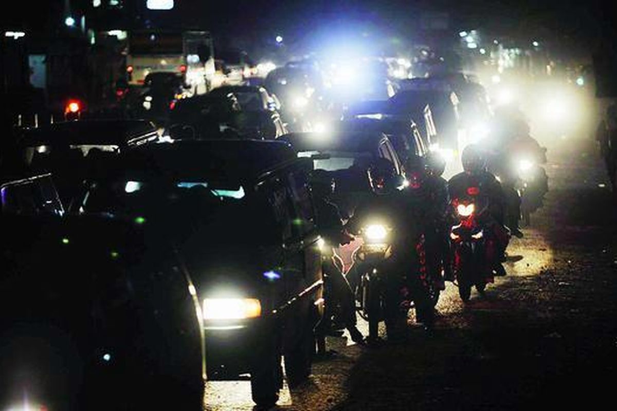 Kendaraan pemudik tersendat saat arus balik Lebaran menuju Jakarta di persimpangan Jomin, Cikampek, Karawang, Jawa Barat, Kamis (24/9) malam. Diperkirakan puncak arus balik kendaraan pemudik melalui persimpangan itu terjadi pada Sabtu.