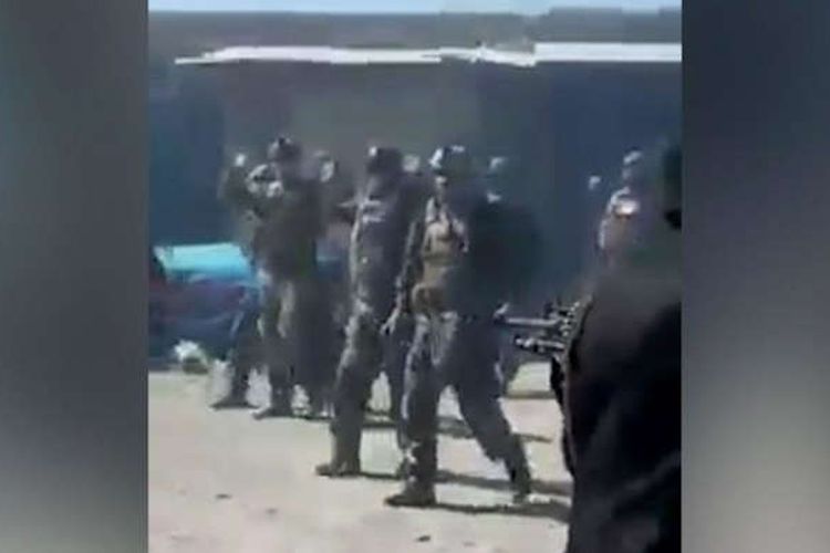 Tangkap layar video menunjukkan Taliban mengeksekusi 22 pasukan komando Afghanistan, meski mereka telah mencoba menyerah dan melepaskan senjatanya. 