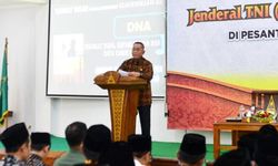 Menhan Minta Santri Jadi Garda Terdepan Jaga Keutuhan NKRI