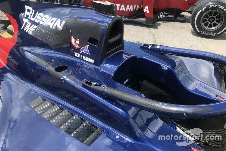 Mobil F2 pebalap Russian Time Tadasuke Makino setelah diinjak ban belakang mobil pebalap BWT Arden Nirei Fukuzumi saat F2 digelar di Barcelona. 