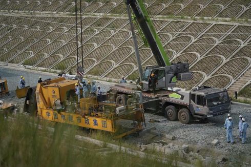 Mesin Pemasang Rel yang Ditabrak Lokomotif Pekerja Kereta Cepat Sudah Dievakuasi