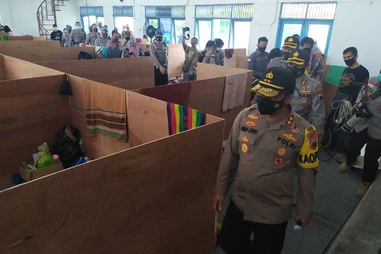 Kapolda Jateng Irjen Pol Ahmad Luthfi saat meninjau posko pengungsian warga Merapi di Desa Banyurojo, Kecamatan Mertoyudan, Kabupaten Magelang, Rabu (11/11/2020)