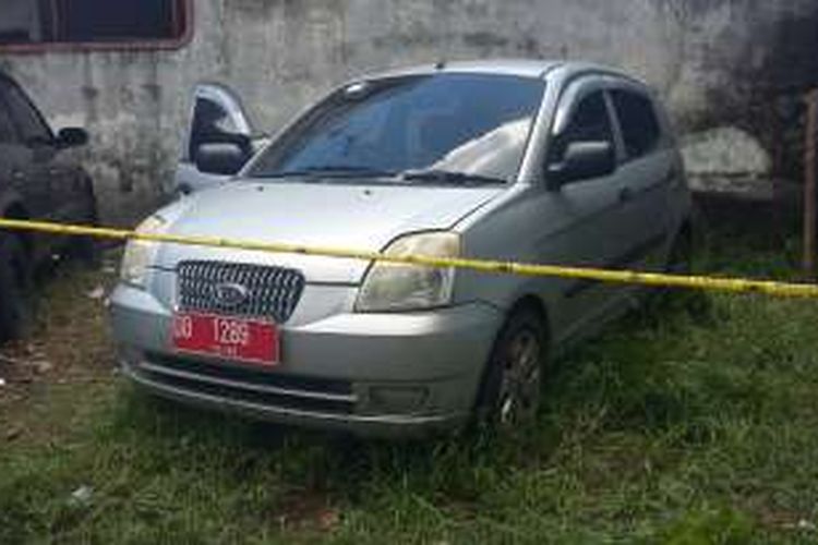 Di dalam mobil dinas yang terparkir di Jalan santo Yoseph, Manado ini, ditemukan mayat wanita yang belum dikenali identitasnya.