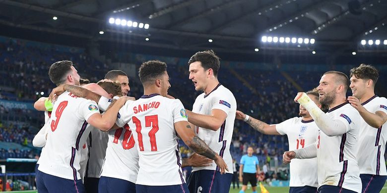 Penyerang Inggris Harry Kane (9) berselebrasi bersama rekan-rekan setimnya usai mencetak gol dalam pertandingan perempat final Euro 2020 antara Ukraina vs Inggris di Stadion Olimpico Roma pada 3 Juli 2021.