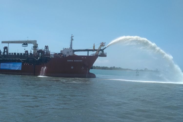 Sebuah kapal keruk beroperasi untuk memperluas kolam dan alur pelayaran di Pelabuhan Benoa, Senin (18/9/2017).