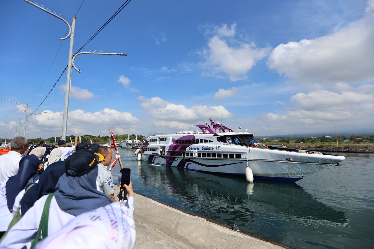 Kapal cepat Express Bahari berangkat dari Pantai Marina Boom Banyuwangi. 