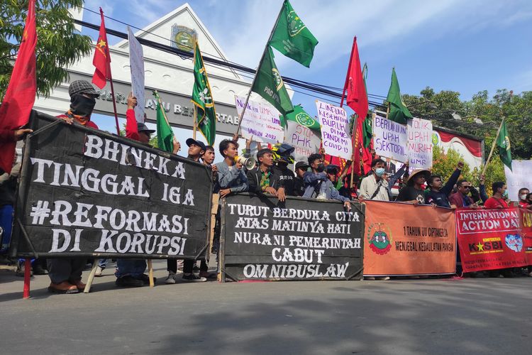 Sejumlah aliansi buruh dan elemen organisasi masyarakat lain di Indramayu, Jawa Barat, berunjuk rasa di depan Kantor DPRD Kabupaten Indramayu, Kamis (14/10/2021).