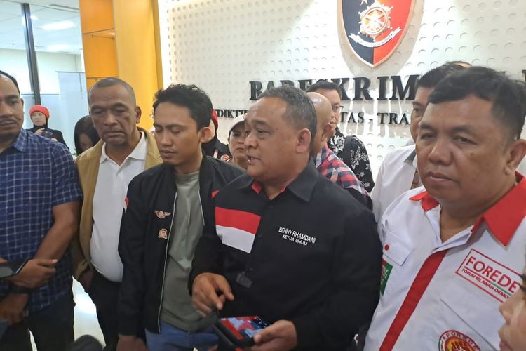 Ketua Umum Barikade 98 sekaligus Kepala BP2MI Benny Rhamdani bersama sejumlah relawan Jokowi lainnya mendatangi Bareskrim Polri, Jakarta Selatan, Senin (31/7/2023). 