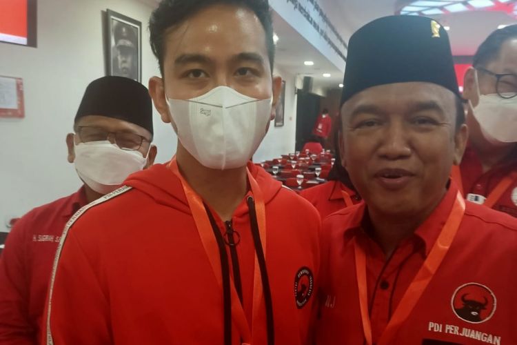 Wawalkot Tegal Jumadi mengenakan seragam PDI Perjuangan berfoto bersama Wali Kota Solo Gibran Rakabuming Raka yang fotonya beredar di kalangan anggota DPRD Kota Tegal. (Istimewa)