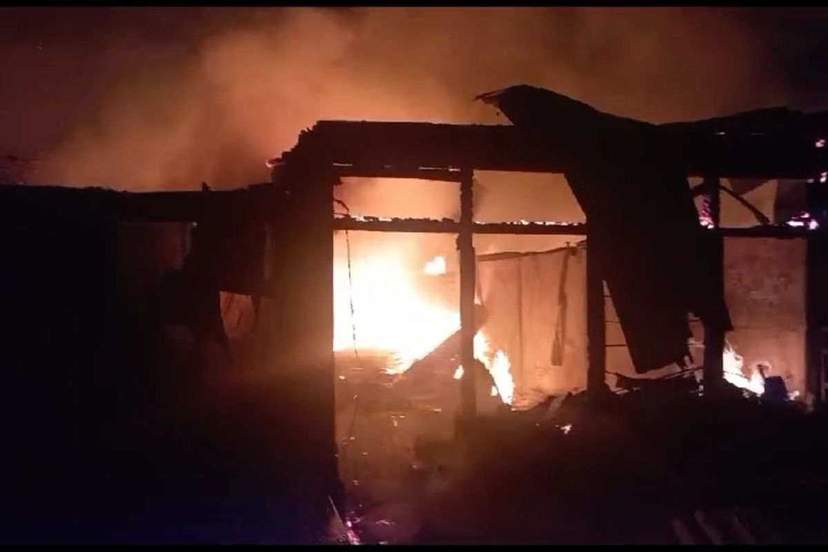 Petugas Damkar Makassar yang melakukan evakuasi terhadap korban tewas dalam peristiwa kebakaran di kawasan komplek Asrama, Jalan Baji Gau, Kecamatan Tamalate, Kota Makassar, Sulawesi Selatan (Sulsel), Minggu (29/10/2023) malam.