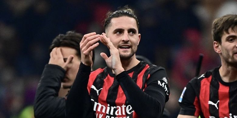 Gelandang AC Milan Adrien Rabiot merayakan kemenangan timnya di akhir pertandingan Serie A Italia antara AC Milan dan Lazio di stadion San Siro di Milan pada tanggal 29 November 2025.