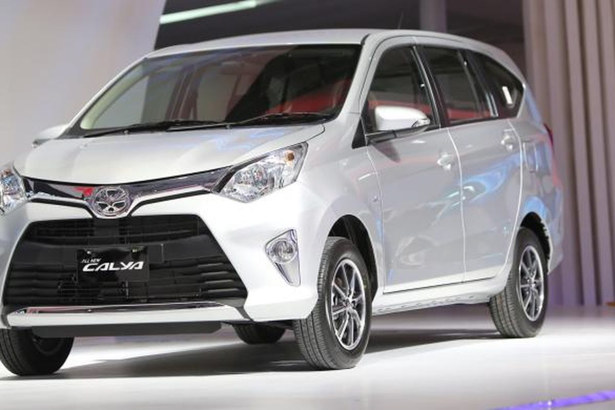 Toyota Calya dipamerkan saat acara GAIKINDO Indonesia International Auto Show (GIIAS) 2016,di Indonesia Convention Exibition (ICE) BSD City Tangerang, Kamis (11/8/2016). Pameran otomotif international ini berlangsung pada tanggal 11 Agustus 2016 hingga 21 Agustus 2016.