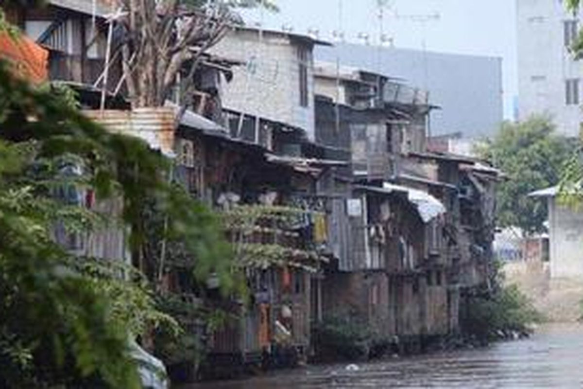 Deretan rumah-rumah warga di pinggir  Sungai Ciliwung di Kawasan Bukit Duri, Jakarta Selatan, Kamis (11/10/2012). Warga yang tinggal di bantaran Ciliwung harus mulai waspada banjir seiring dengan datangnya musim penghujan.
